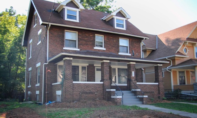 Cleveland House | Spacious 4 Bedroom, 1 bathroom Vacation Rental
