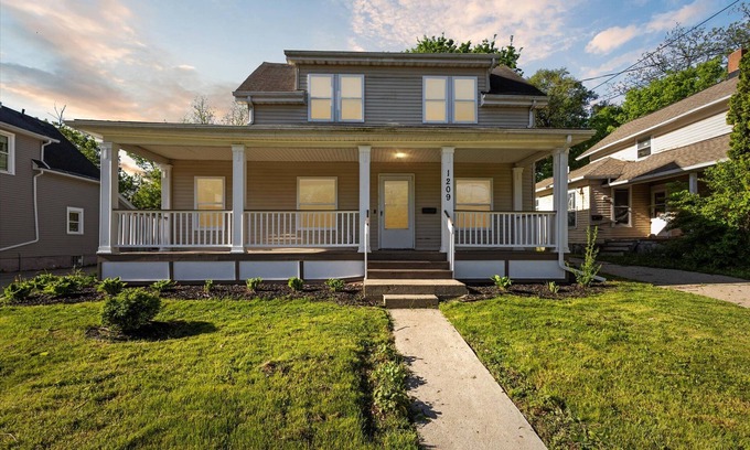 Lansing House | Spacious 4-bedroom building, and WiFi in wonderful Lansing