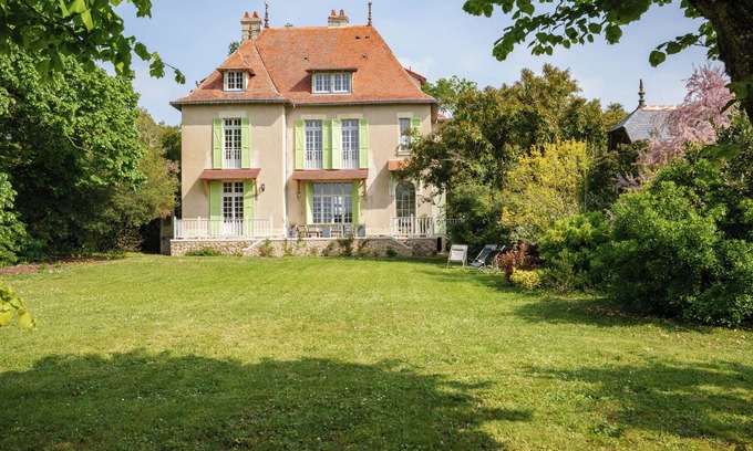 Bourgueil House | Spacious 4-Bedroom House for 10 Guests in Bourgueil, near Vineyards