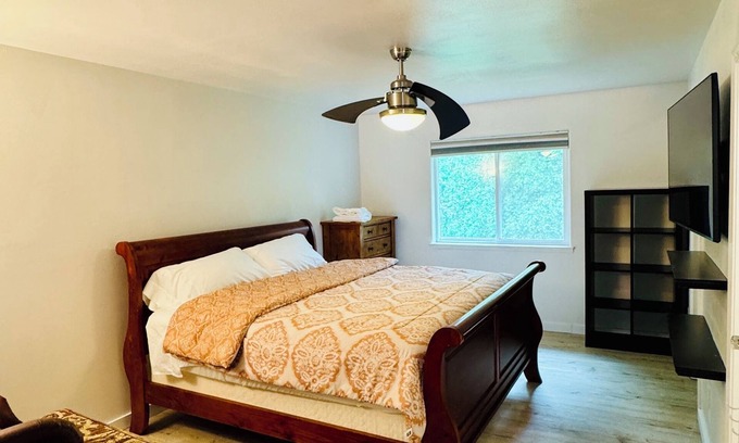 Abbott Loop House | Spacious 4-bedroom house in South Anchorage on greenbelt, lots of wild life.
