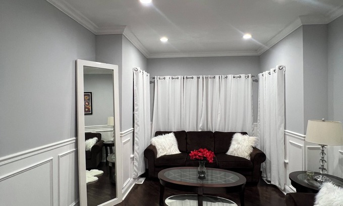 Gresham House | Spacious 4-bedroom house in superb Chicago with WiFi, AC