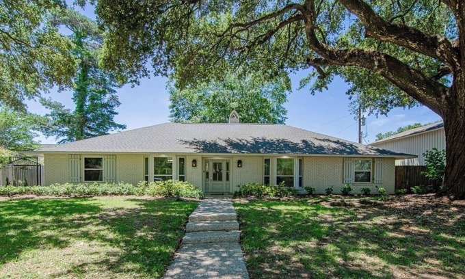 Highlands - Perkins House | Spacious 4-bedroom house with bonus room in charming Baton Rouge with WiFi, AC