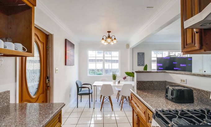 Lincoln Acres House | Spacious 4-BR 2.5 Bath Home w/2-Car Garage, Gated Backyard & 5 Mins to Downtown