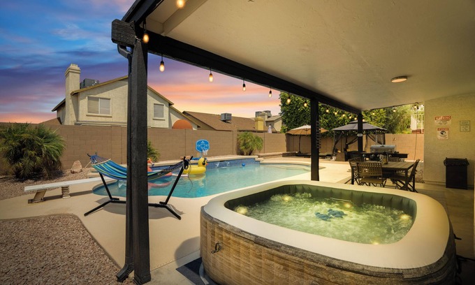 Pivotal Peoria Center House | Spacious 4 BR -SaltwaterHotTub -Pool -Sleeps 11