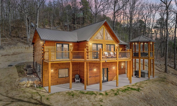 Gatlinburg - Pigeon Forge Cabin | Spacious 4 BR w/Hot Tub, Pool Table, Fire Pit, Free WiFi and Great Mtn. Views!