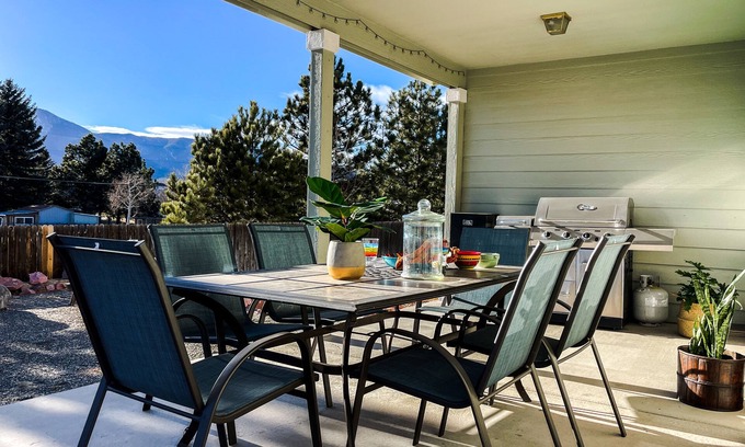 Monument House | Spacious - 4200 sq ft Family Friendly Home near Hearth House