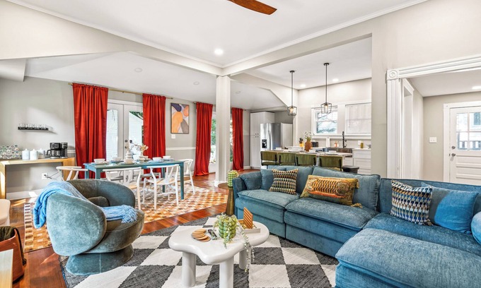 Durham House | Spacious 4BD - Sleeps 10 - Movie Night & BBQ