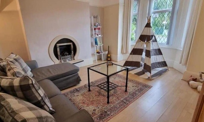 Manchester House | Spacious 4BD with great links to Manchester centre