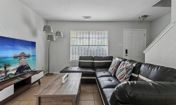 Houston House | Spacious 4BR 2.5BATH Near IAH Airport