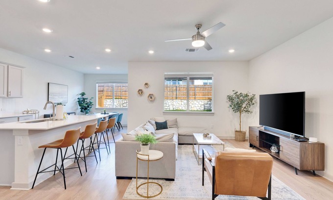 McNeil House | Spacious 4BR 3BA w/gameroom near DT/UT/Domain