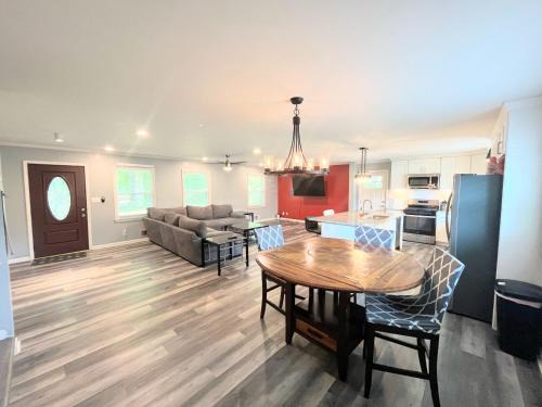 College Park House | Spacious 4BR by Airport & Shops!