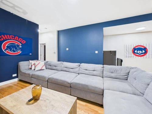 Wrigleyville Apartment | Spacious 4BR Covered Parking Just Steps to Wrigley