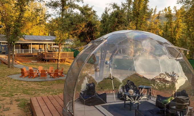 Oakhurst House | Spacious 4BR Family Retreat – Pet-Friendly, Sleeps 12, Spa, Dome & Outdoor Fun!