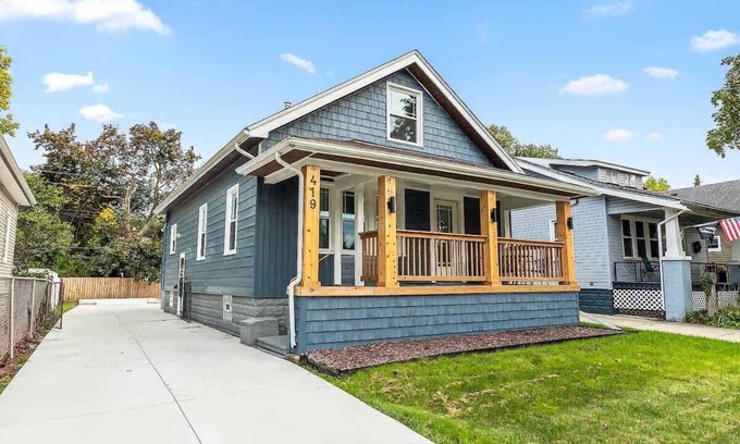 Royal Oak House | Spacious 4BR Home by Dtown Royal Oak
