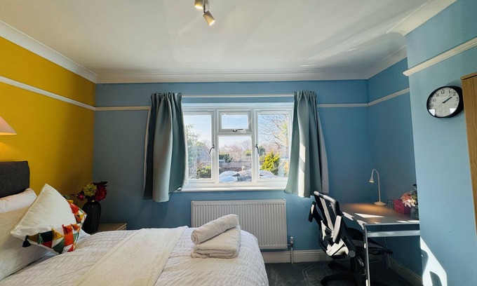 Crawley House | Spacious 4BR house close to Gatwick Airport.