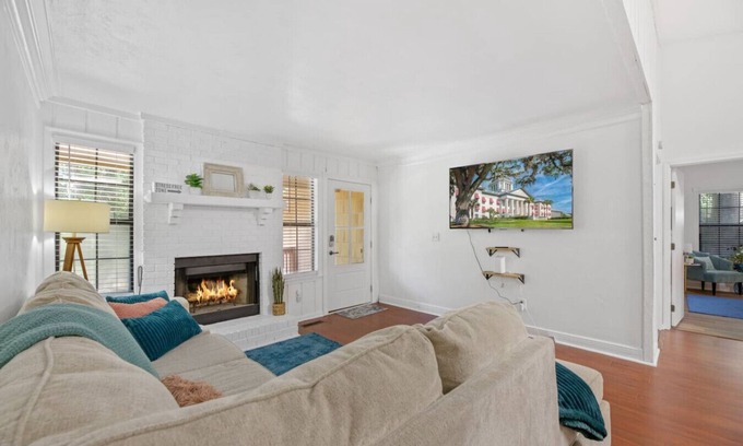 Tallahassee House | Spacious 4BR Near FSU & A&M | BBQ, Deck, Game Room