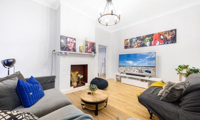 Belfield House | Spacious 4BR Straithfield house close 2 airport city