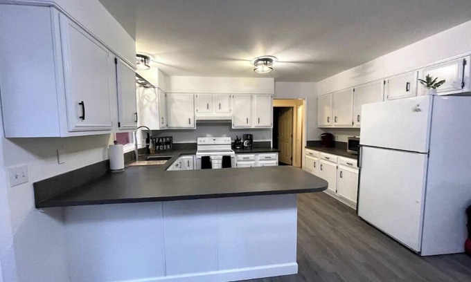 Billings House | Spacious 5 bed/3 bath home with backyard