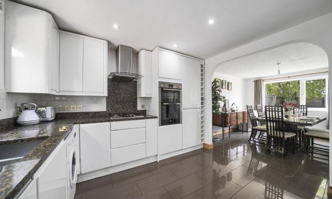 Larkfield House | Spacious 5-Bed House in Aylesford
