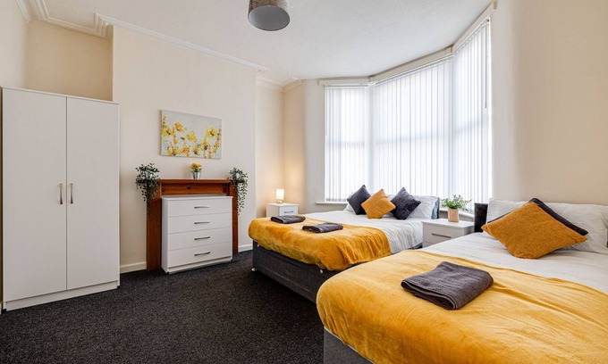 Liverpool House | Spacious 5 bed house next to Kirkdale Station