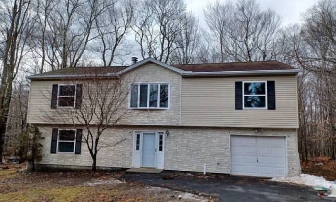 Tobyhanna House | Spacious 5 Bed Room King Beds, Private backyard