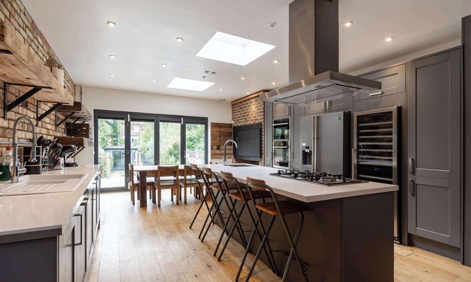 Furzedown House | Spacious 5 Bedroom Home with Garden in Tooting