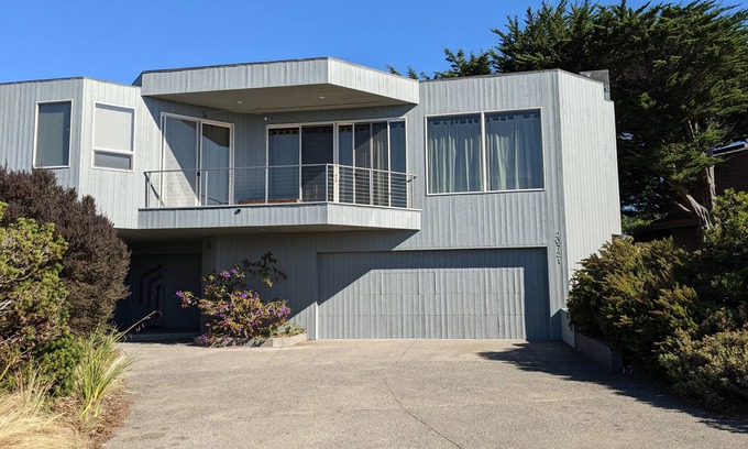 Bodega Bay House | Spacious 5-bedrm home:Ocean Views,hot tub,BBQ,pool & ping pong tables, fast wifi