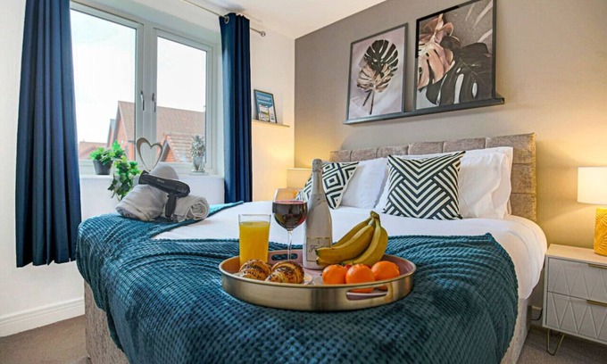 Milton Keynes House | Spacious 5 Bedroom 3.5 Bath House by Yoko Property
