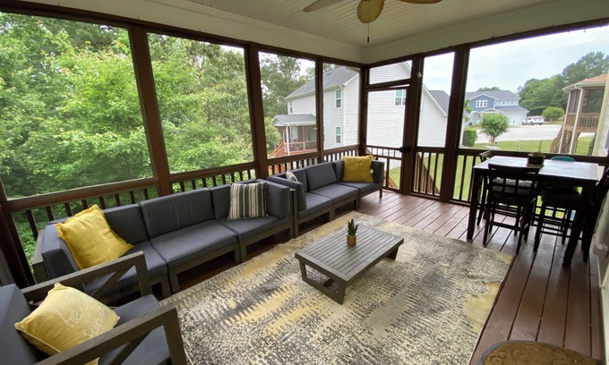 Fuquay-Varina House | Spacious 5-bedroom house in charming Raleigh suburb in Fuquay-Varina wt WiFi, AC