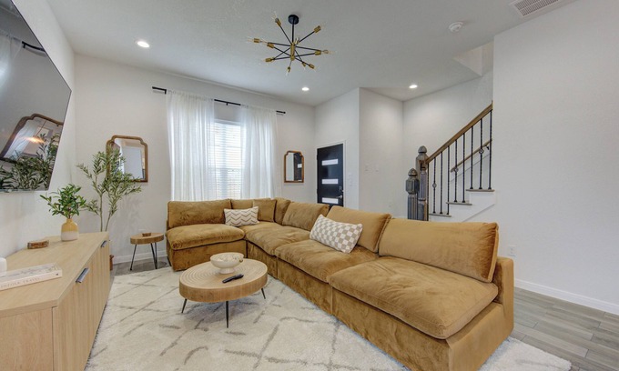 Southeast Houston House | Spacious 5-bedroom 7 beds house with WiFi, AC in charming Houston