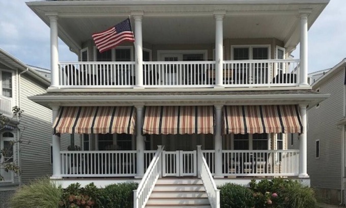 North End House | Spacious 5-Bedroom Beach House – Ideal for Families, Walk to Ocean & Downtown