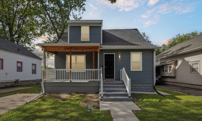 Lansing House | Spacious 5-bedroom building with WiFi, AC in fabulous Lansing