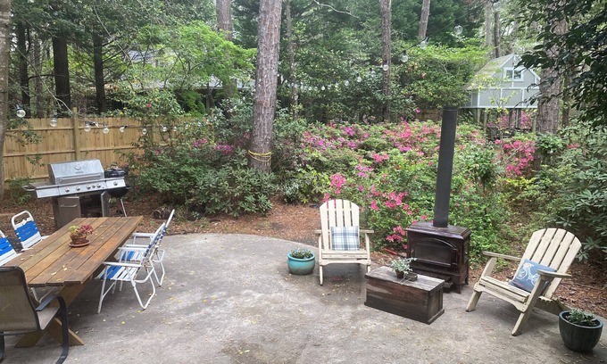 Manteo House | Spacious 5-bedroom family house on one acre in charming Manteo