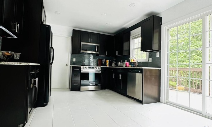 Groveton House | Spacious 5-bedroom house in lovely Alexandria with WiFi, AC