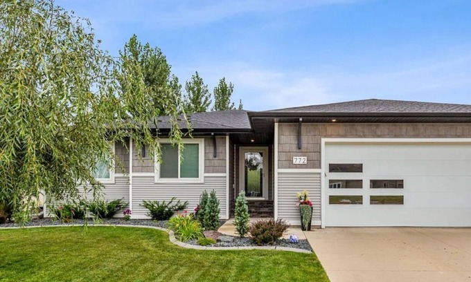 Fargo House | Spacious 5-bedroom house in charming West Fargo with AC, WiFi