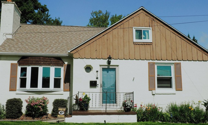 Green Bay House | Spacious 5-bedroom house within walking distance of Lambeau Field.