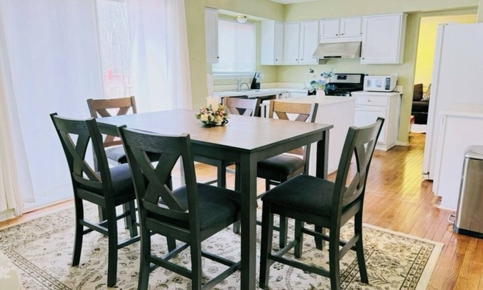 Mitchell House | Spacious 5-bedroom house with pool table near UofM