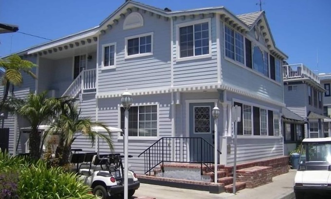 Avalon House | Spacious 5 bedroom home, 1 block from beach