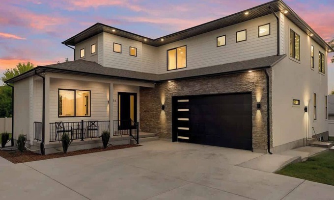 Snowbird House | Spacious 5-Bedroom Home in Murray w/Garden Views