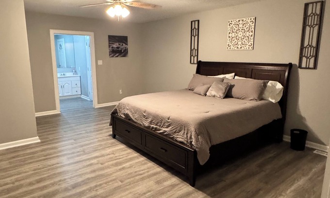 Kirtland House | Spacious 5-bedroom house with two living areas
