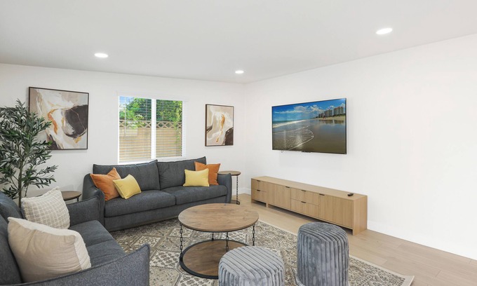 Southwest Anaheim House | Spacious 5-bedroom house near Disneyland and Knott's Berry Farm