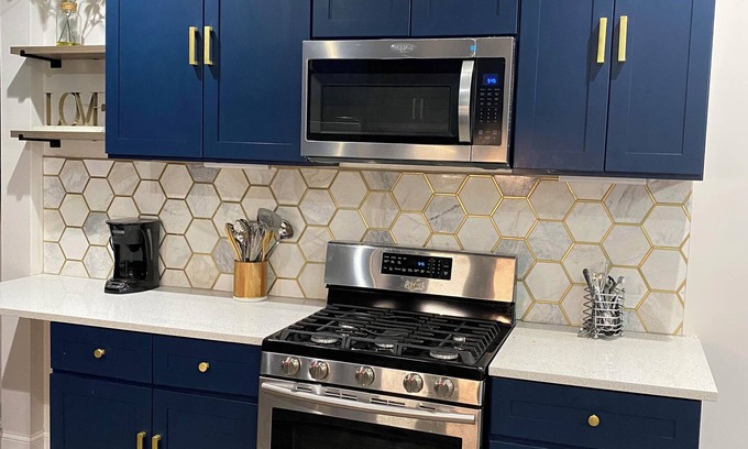 Gresham House | Spacious 5-bedroom house with AC, WiFi in amazing Chicago