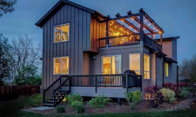 Regis House | Spacious 5-bedroom on Golf Course with Hot Tub Deck and Mountain Views