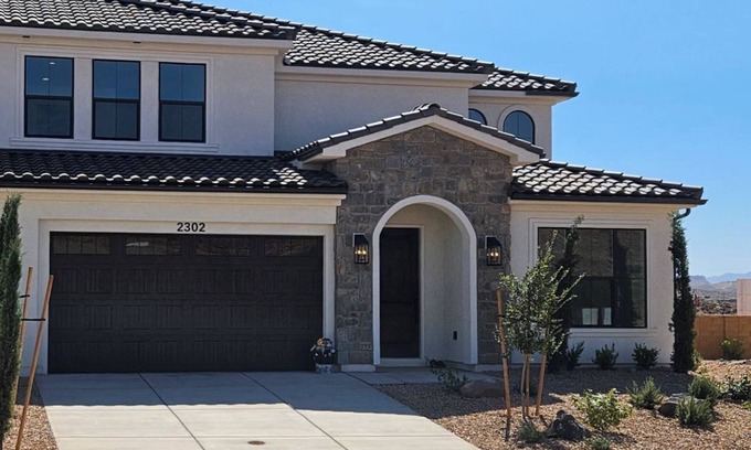 Washington House | Spacious 5-bedroom townhome with WiFi and AC in Pleasant Washington- sleeps 17!