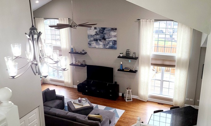 Fox Valley House | Spacious 5-bedroom house with WiFi, AC in tranquil Bolingbrook