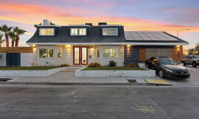 Las Vegas House | Spacious 5-bedroom with POOL in vibrant Las Vegas with WiFi, AC