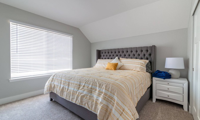 Sacramento House | Spacious 5 bedrooms 3 bath