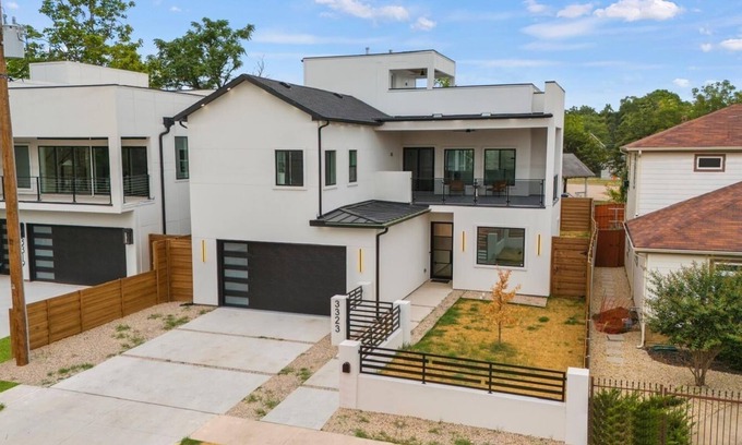West Dallas House | Spacious 5Br 6bd house with Rooftop view of Downtown Dallas