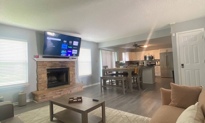 Noblesville House | Spacious 5BR-Central & Group Friendly