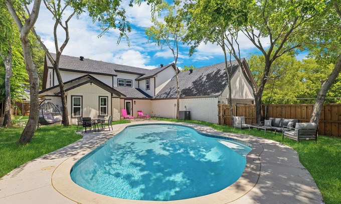 Lake Highlands House | Spacious 5BR Dallas – Pool & Pet OK, Sleeps 12